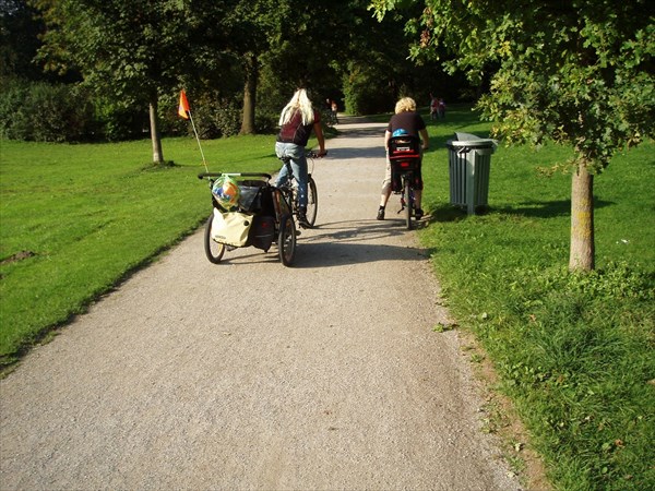045-Английский сад-велосипедистка с коляской